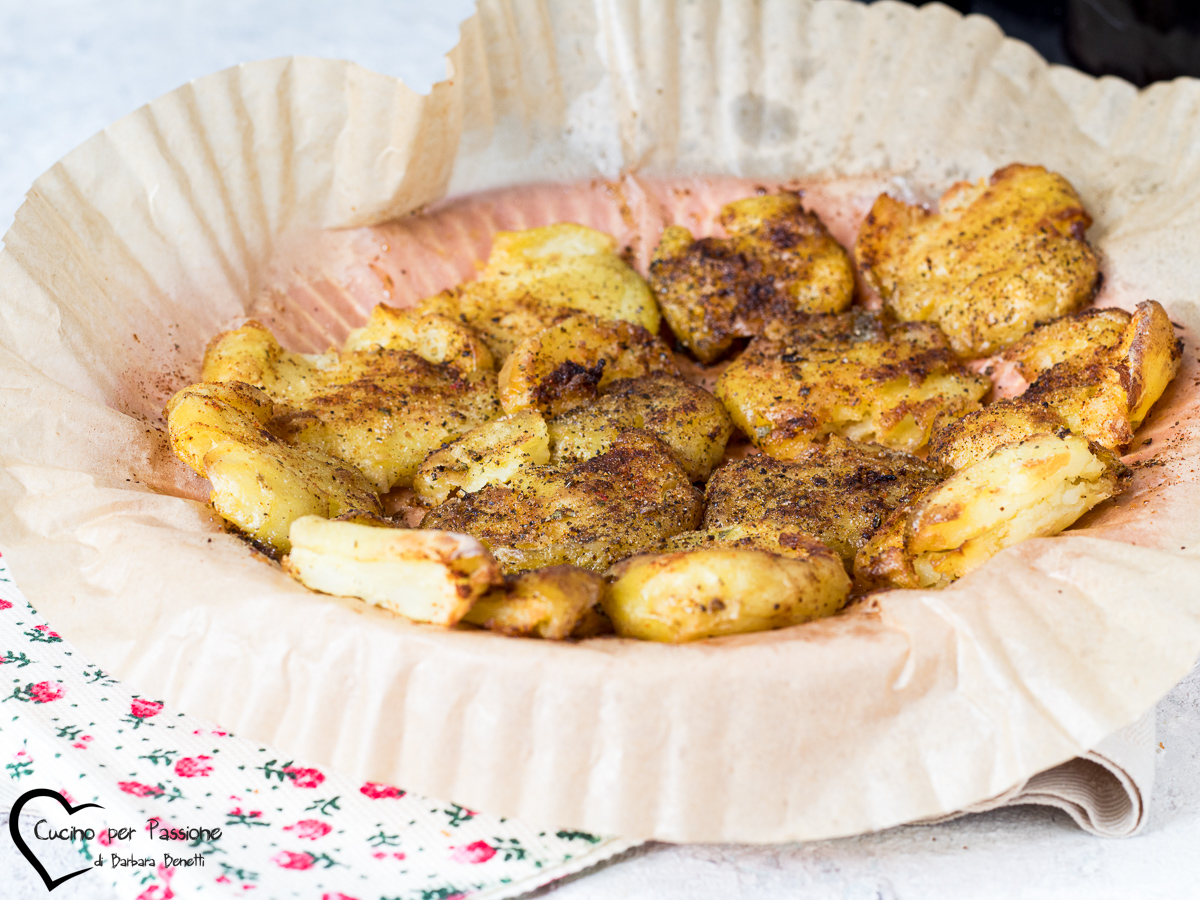 Patate schiacciate in friggitrice ad aria