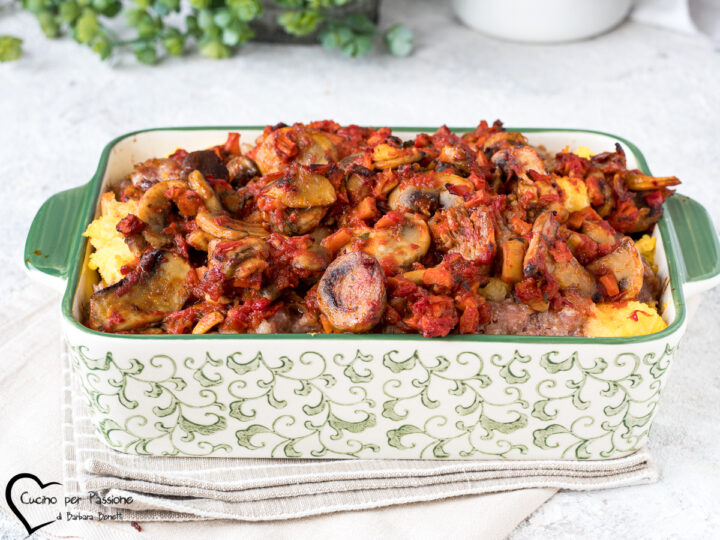 Polenta al forno con funghi e salsiccia