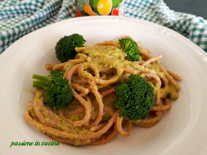 spaghetti con crema di broccoli, crema di broccoli, ricette con i broccoli, primi piatti veloci