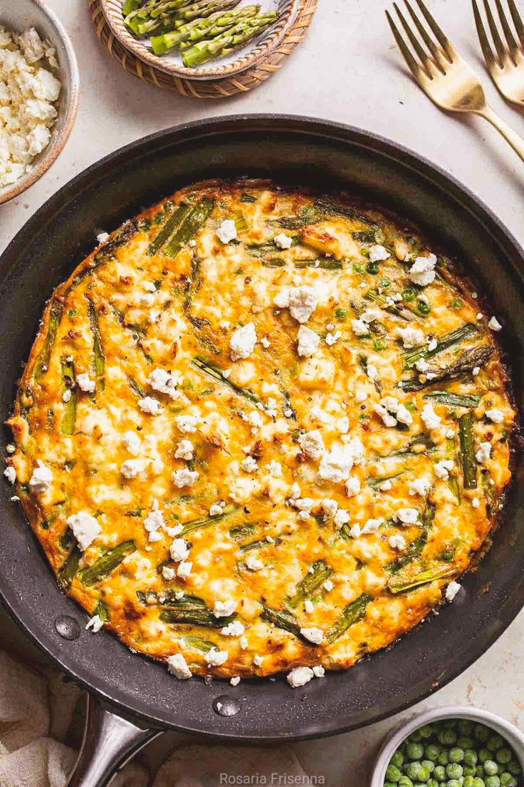 Alt="frittata di asparagi con erbe aromatiche fresche e formaggio di capra"