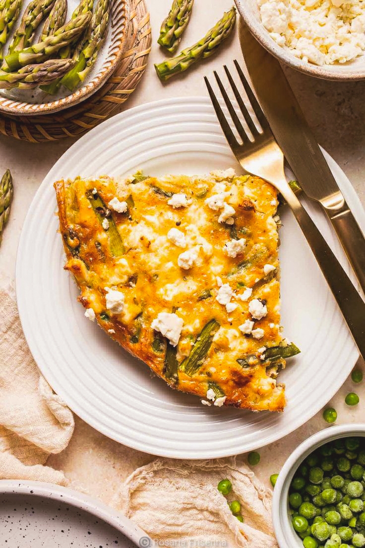 Alt="frittata di asparagi con erbe aromatiche fresche e formaggio di capra"