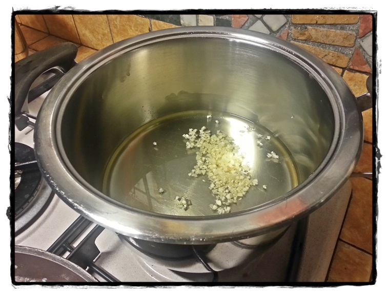 mettere l'aglio tritato in un dito d'olio di semi sul fuoco in una pentola capiente