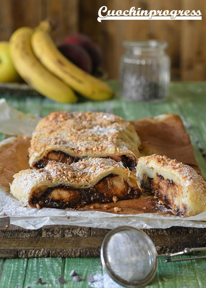 A Carnevale ogni strudel vale: strudel di banane e cocco con zuccherini  colorati e lenti di cioccolato