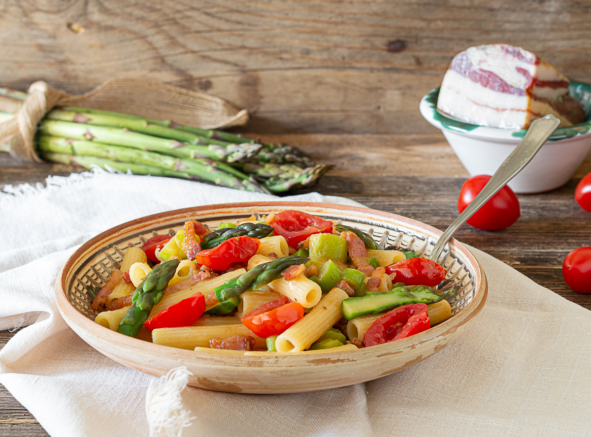 pasta asparagi guanciale e pomodorini