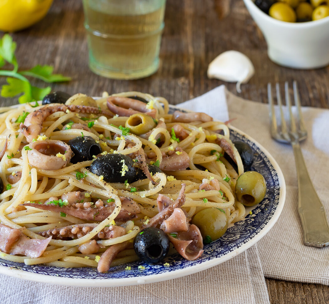 spaghetti calamari capperi e olive