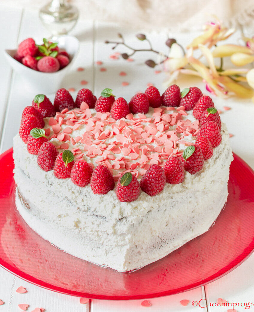 torta cuore cioccolato e lamponi