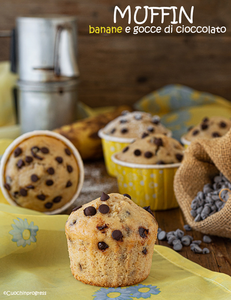 Muffin banane e gocce di cioccolato. Ricetta senza uova e ...