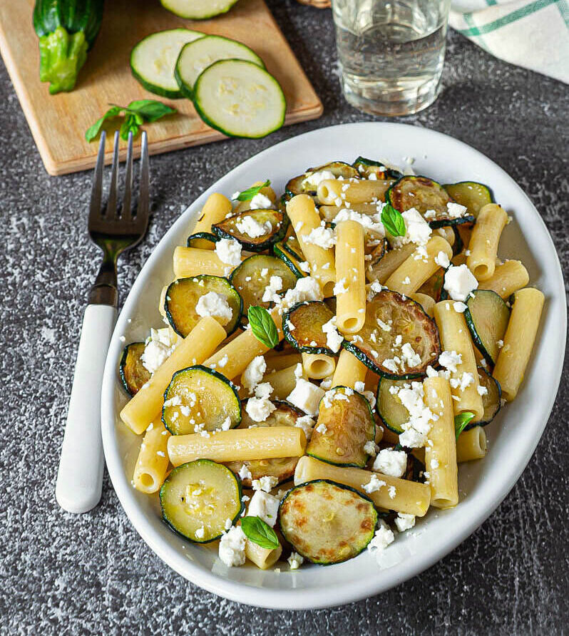 pasta fredda con zucchine e feta