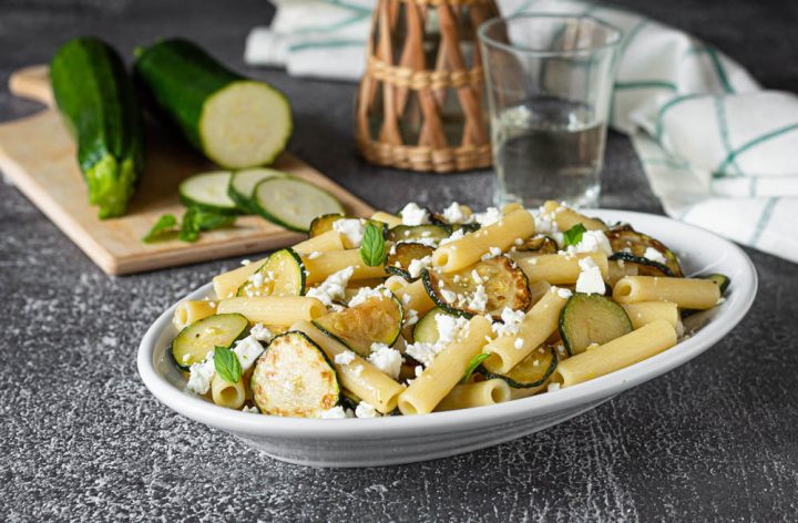 pasta fredda con zucchine e feta