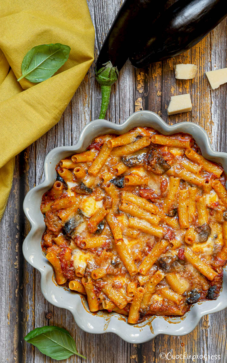 Pasta con sugo di melanzane al forno. Gustoso e filante.