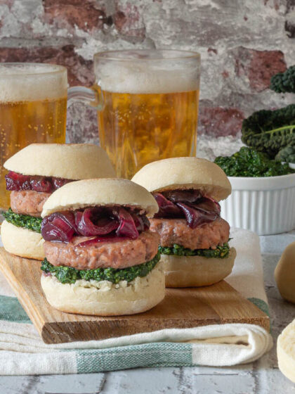 Batbout con mini hamburger marmellata di cipolle e pesto di cavolo nero