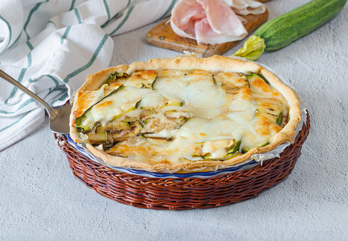 Torta salata con zucchine prosciutto e mozzarella