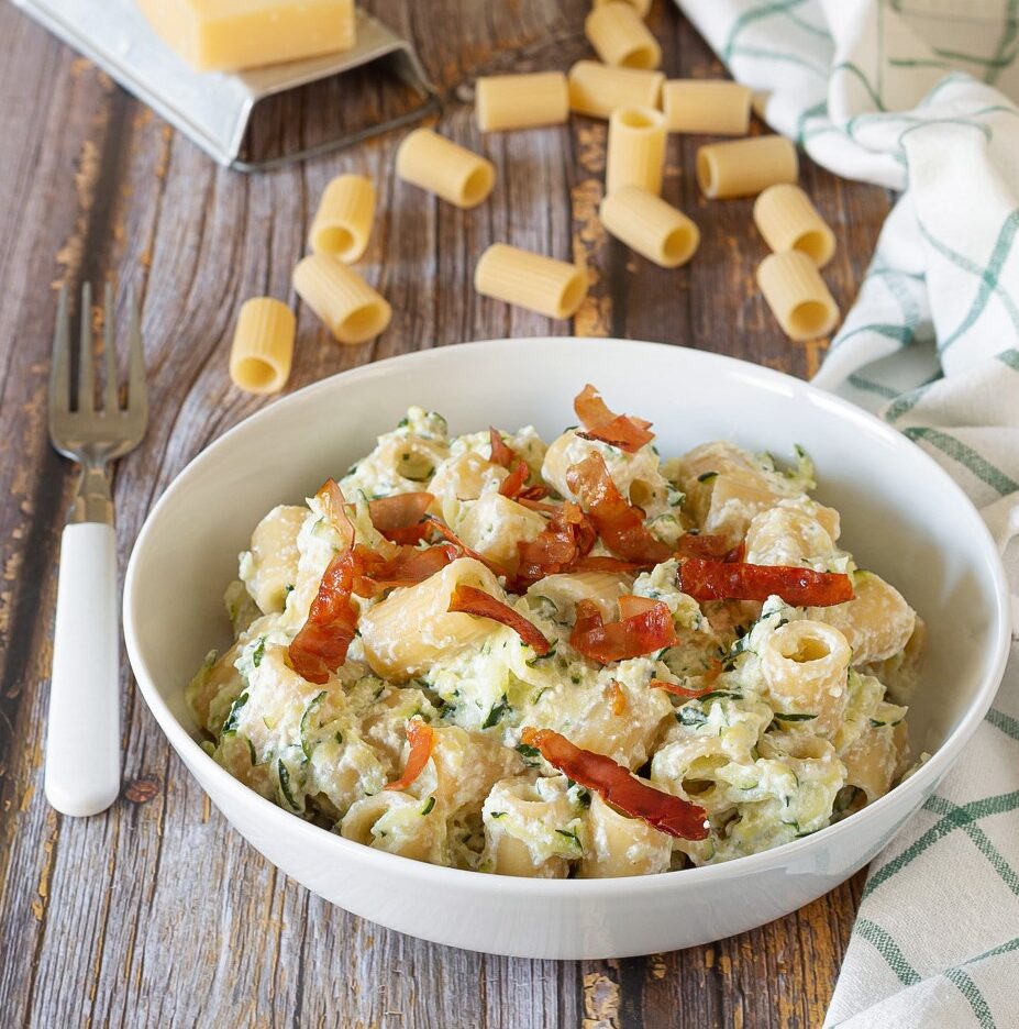 Pasta con crema di ricotta zucchine e speck
