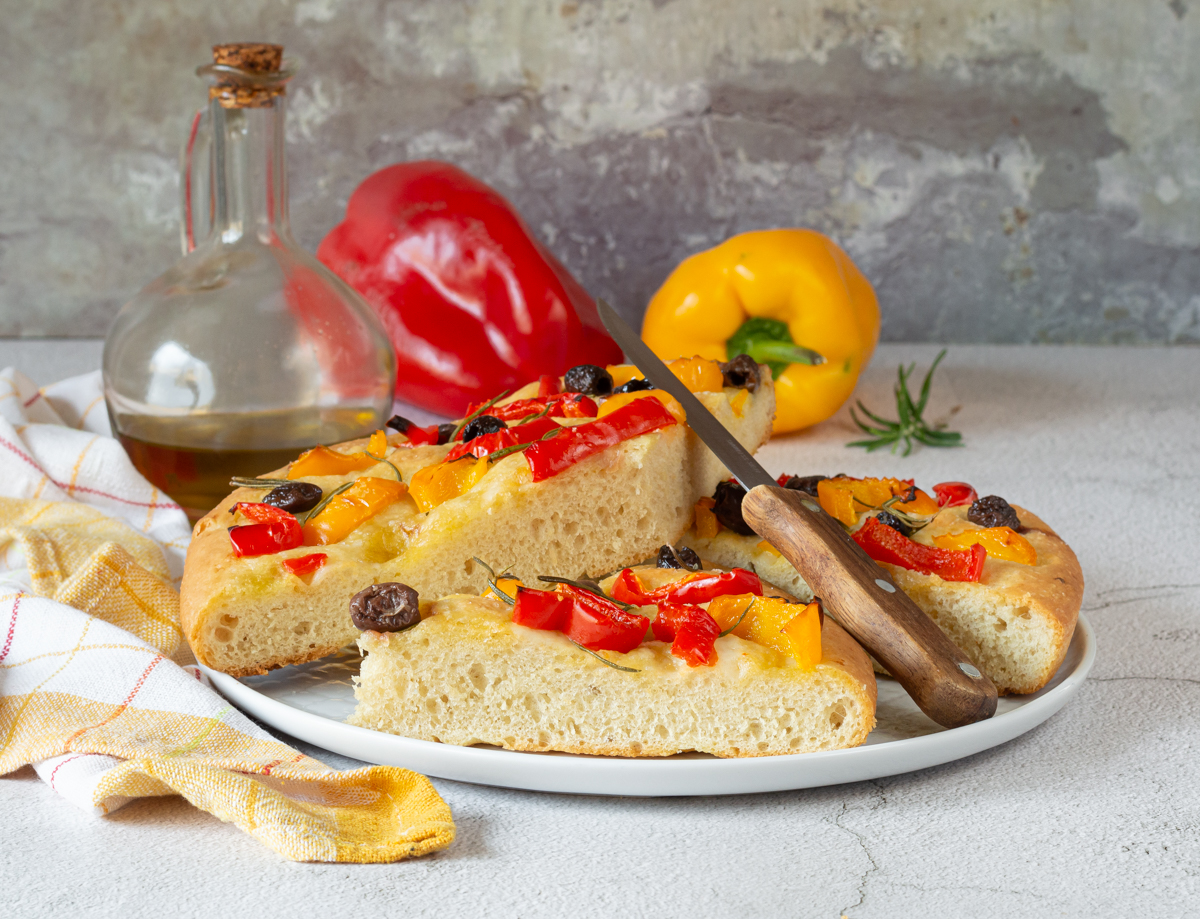 Focaccia Con Peperoni E Olive Croccante Fuori E Morbida Dentro