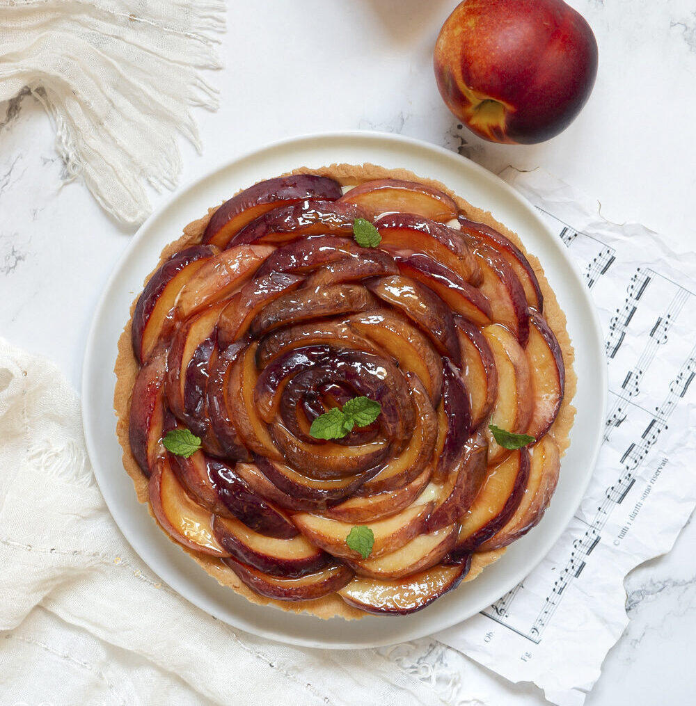 crostata con crema pasticcera e pesche