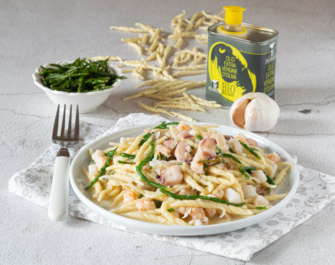 pasta con ragù di pesce e asparagi di mare