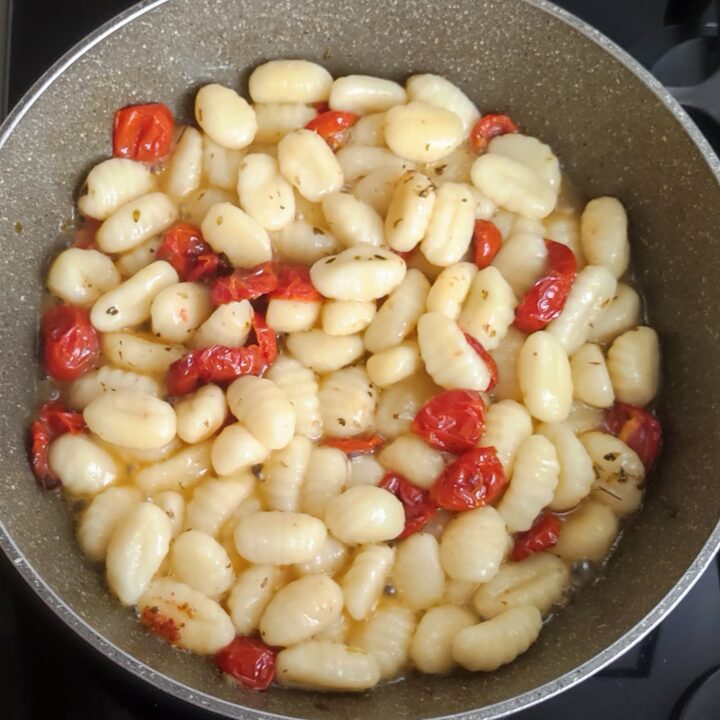 gnocchi con crema di melanzane e pomodorini