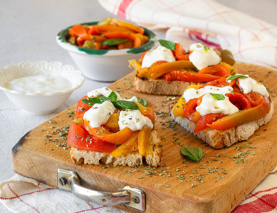 crostini con peperoni arrosto e stracciatella