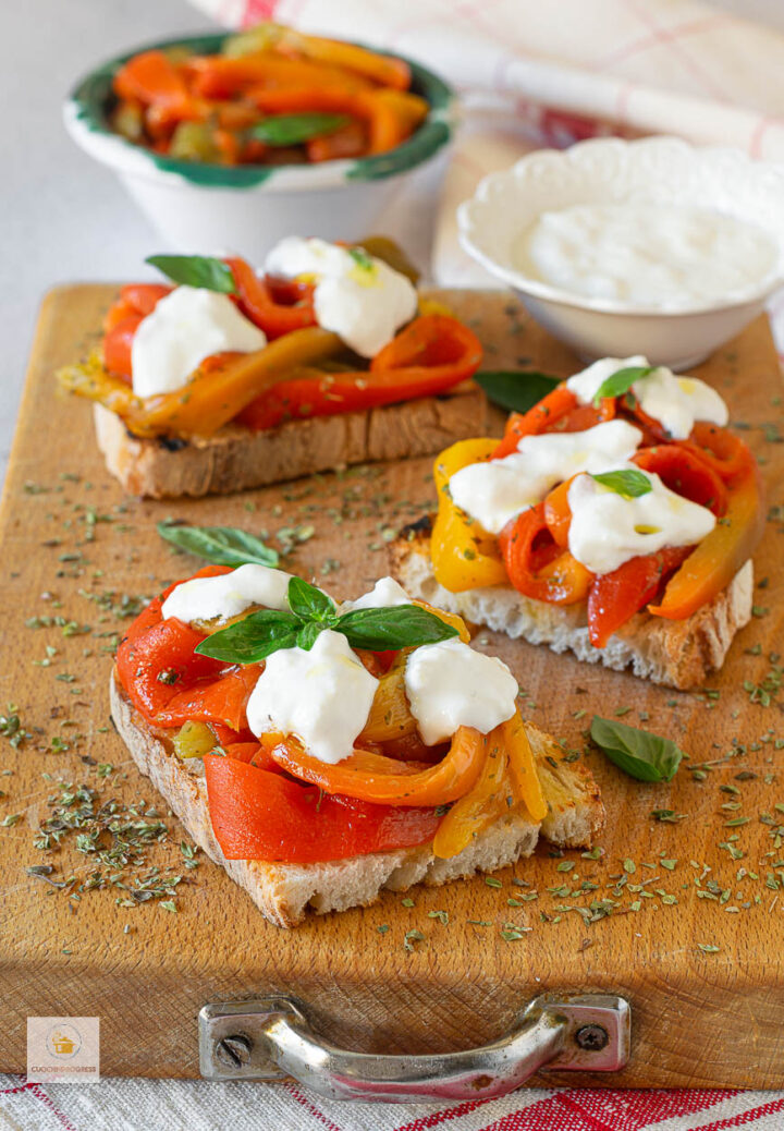 crostini con peperoni arrosto e stracciatella