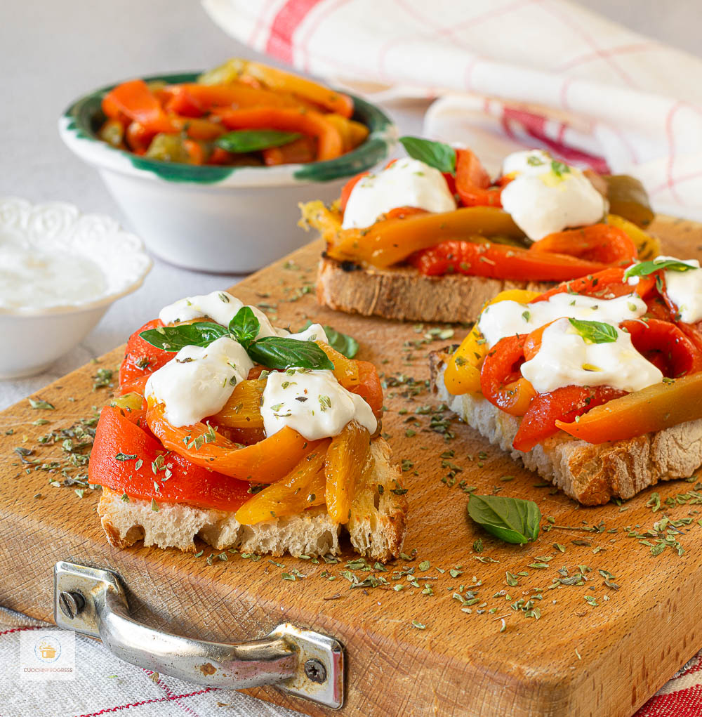 crostini con peperoni arrosto e stracciatella
