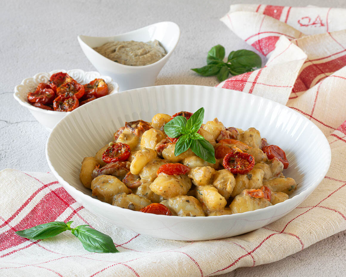 gnocchi con crema di melanzane e pomodorini
