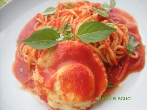 Spaghetti con l’uovo in camicia rossa