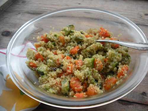 Insalata di quinoa con zucchine e peperoni