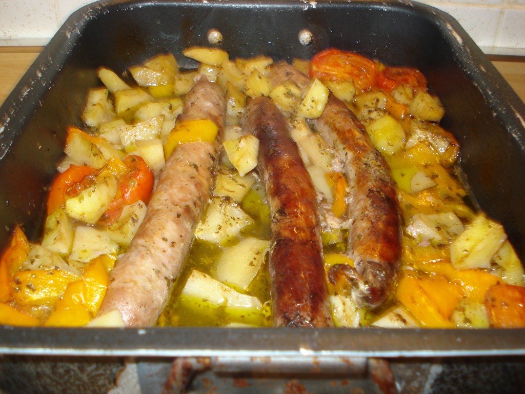 salsicce al forno con patate e peperoni