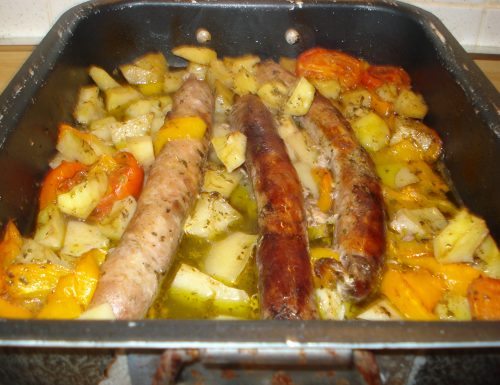 Salsicce al forno con patate e peperoni