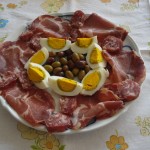 antipasto di uova sode e salumi