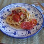 spaghetti con sauté di melanzane pomodori e cipollotto
