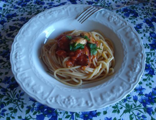 Spaghetti al sugo di cozze e pomodori pelati