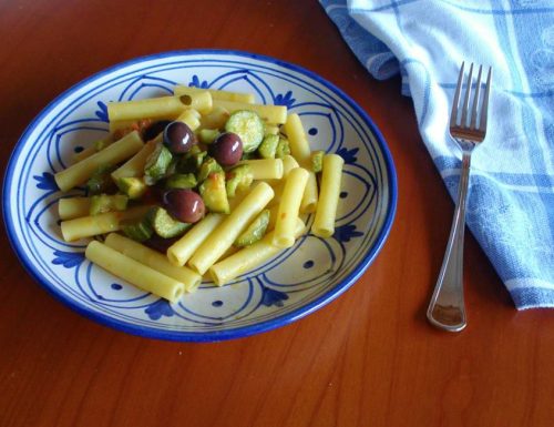 Pasta al sugo di zucchine pomodori e olive di Gaeta