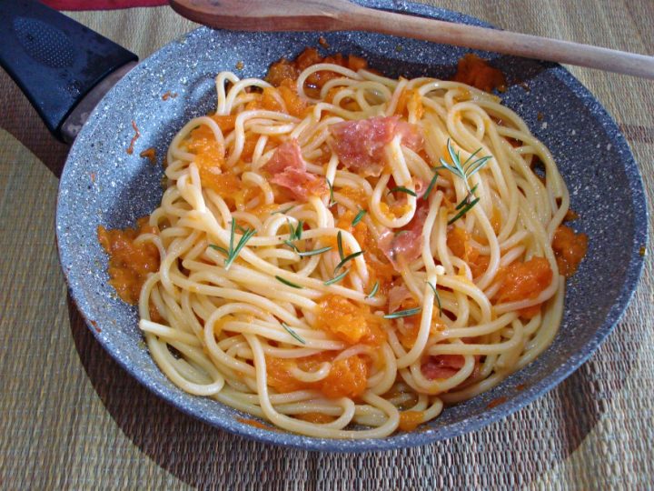 spaghettoni alla zucca e mortadella croccante