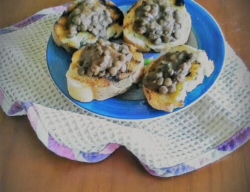 Crostini saporiti con lenticchie