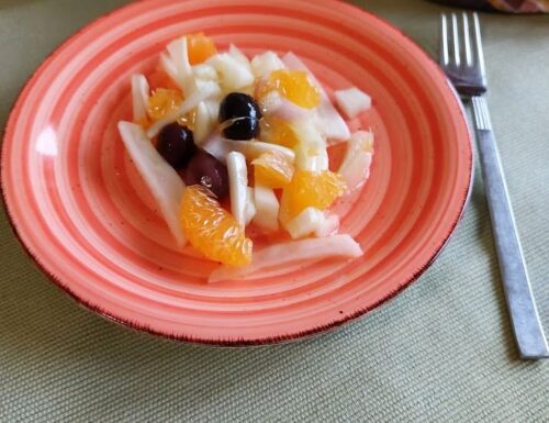 Finocchi con clementine e olive nere in insalata