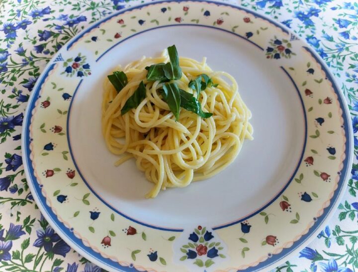 spaghetti con aglio olio peperoncino e rucola