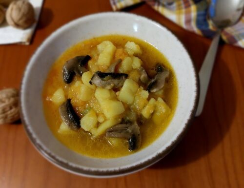 Zuppa di zucca e patate con funghi champignon