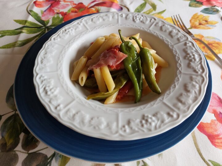 pasta con friggitelli e pancetta