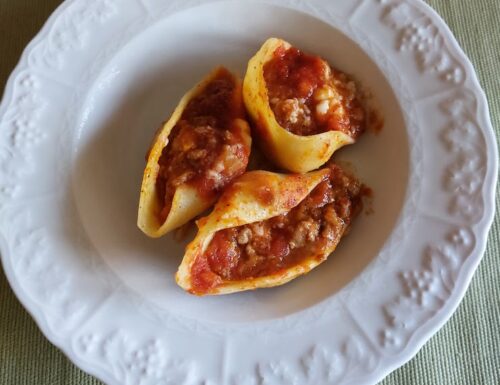 Conchiglioni ripieni di ragù di bolognese al forno