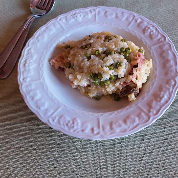Riso al forno filante con funghi e piselli