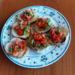 Bruschette rustiche al pomodoro fresco e peperoncini verdi di fiume