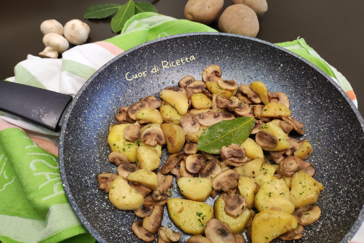 Patate e funghi champignon in padella
