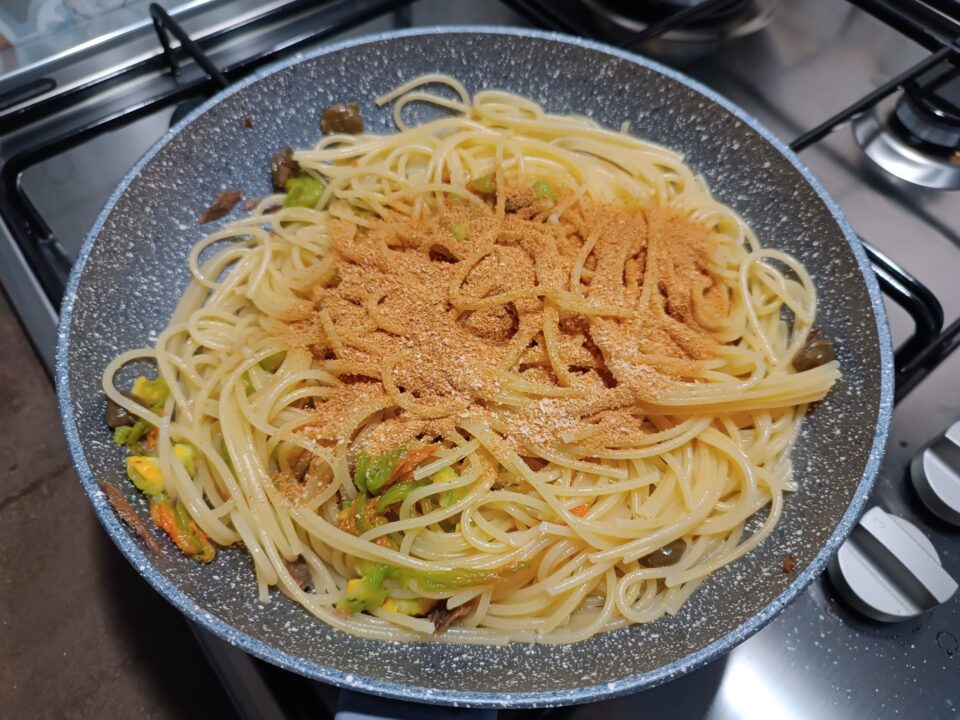 Spaghetti con fiori di zucca e alici