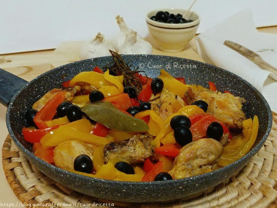 Pollo alla cacciatora con olive e peperoni
