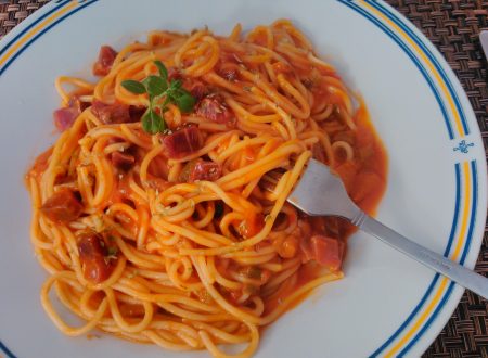 Spaghetti al sugo di pomodoro cipolla e prosciutto crudo