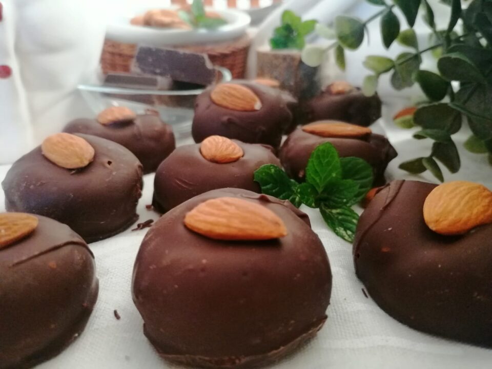 Palline Alle Mandorle Ricoperte Di Cioccolato - Curmifood