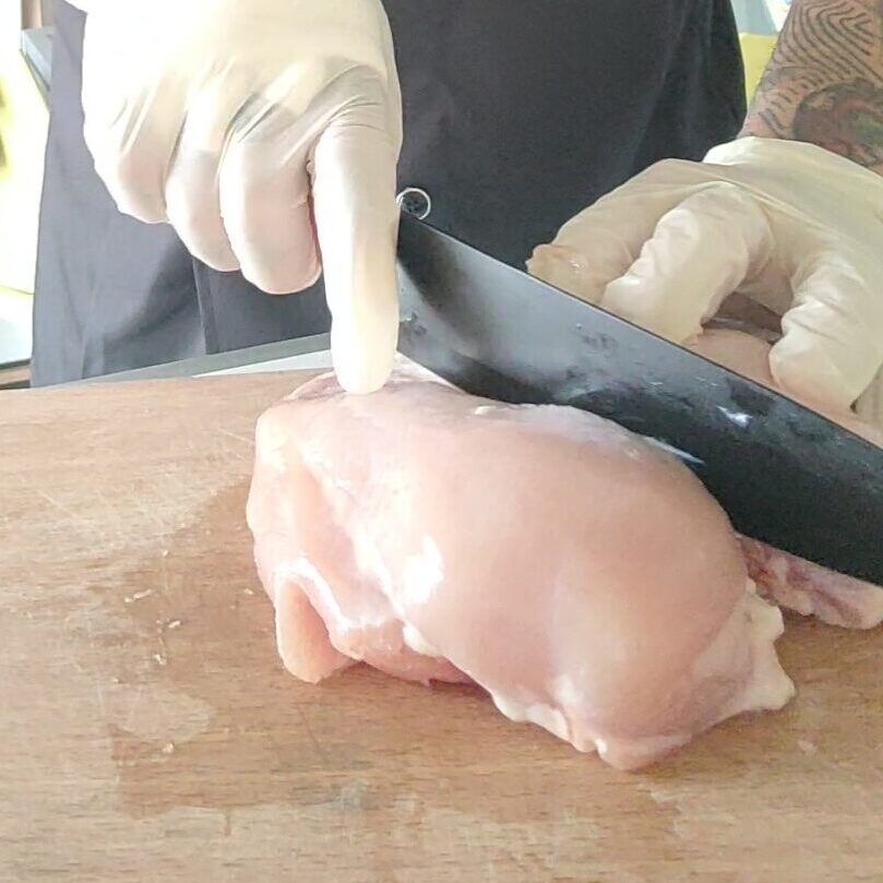 Taglio il petto di pollo a metà 