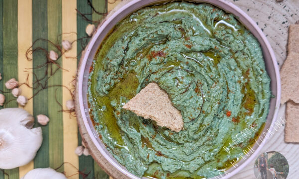 Hummus con spirulina: facile, veloce e perfetto per aperitivi e snack (ricco di proteine e vitamine)