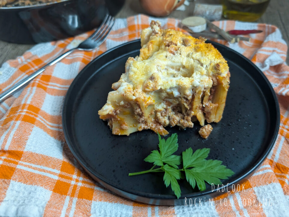 Pasta al forno cremosa con ragù e besciamella